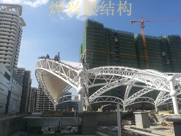 JXF吉祥坊-海南远大广场3D天幕膜结构项目开始装膜